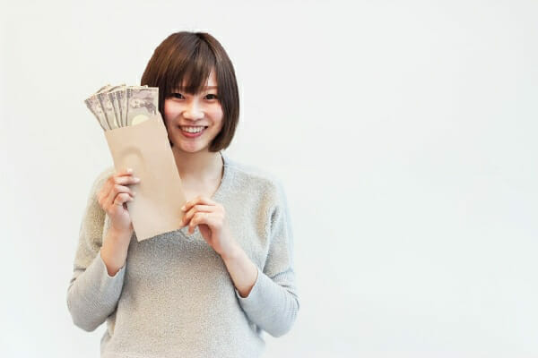 お金をゲットする女性