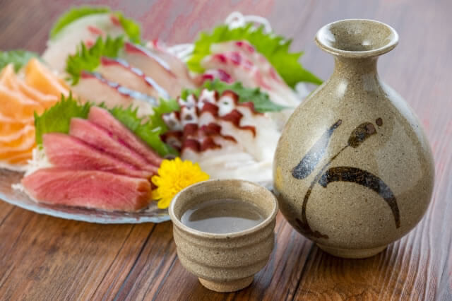 お刺身・海鮮は辛口味の日本酒やワインに合わせて